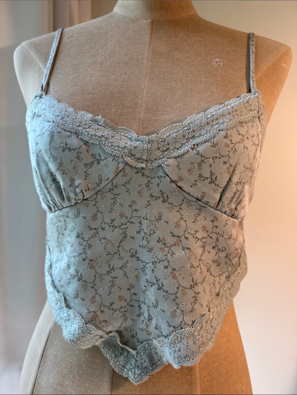 Forever 21 tie back floral lace-trimmed crop top. S